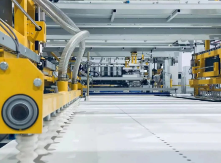 亞洲首臺溫康納七九尺雙面壓貼生產(chǎn)線初步調(diào)試成功